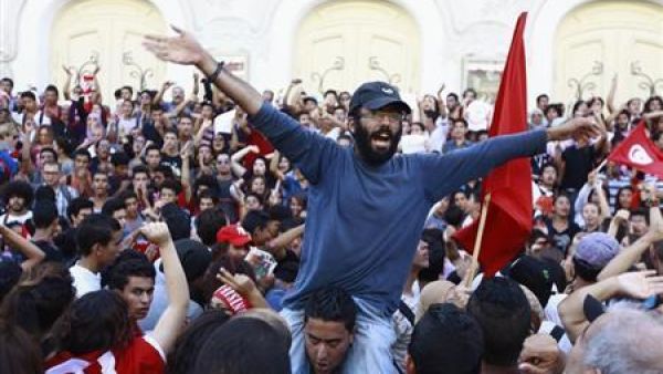 متظاهرون يرددون هتافات تطالب برحيل الائتلاف الحاكم الذي يقوده الاسلاميون في شارع الحبيب بورقيبة بوسط العاصمة التونسية
