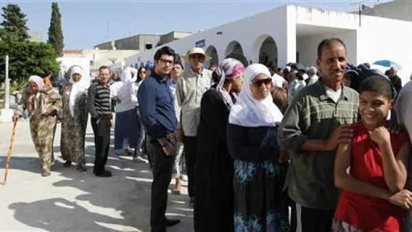 تونسيون يصطفون للادلاء باصواتهم في الانتخابات بمركز اقتراع في تونس يوم الاحد
