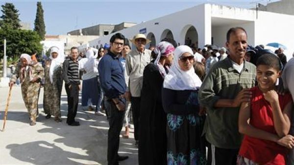 تونسيون يصطفون للادلاء باصواتهم في الانتخابات بمركز اقتراع في تونس يوم الاحد
