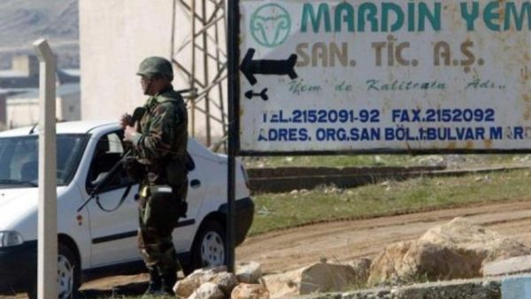 جندي عند الحدود بين تركيا وسوريا
