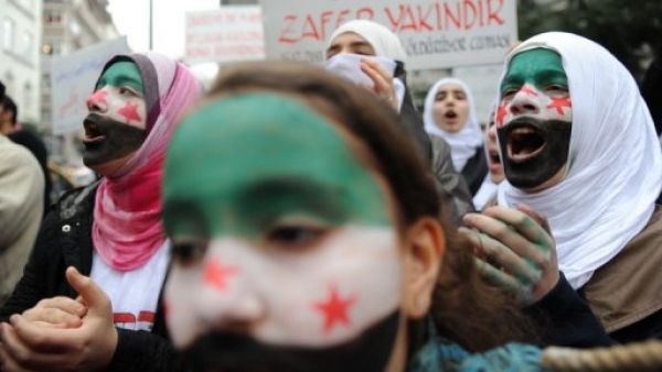 اتراك وسوريون يتظاهرون امام القنصلية السورية في اسطنبول للتنديد بنظام الرئيس السوري بشار الاسد

