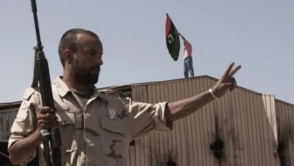 صورة من الارشيف لمقاتل ليبي يشير باشارة النصر 
