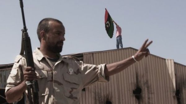 صورة من الارشيف لمقاتل ليبي يشير باشارة النصر 
