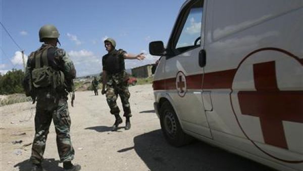 سيارة إسعاف تابعة للصليب الاحمر بوادي خالد في شمال لبنان قرب الحدود مع سوريا 