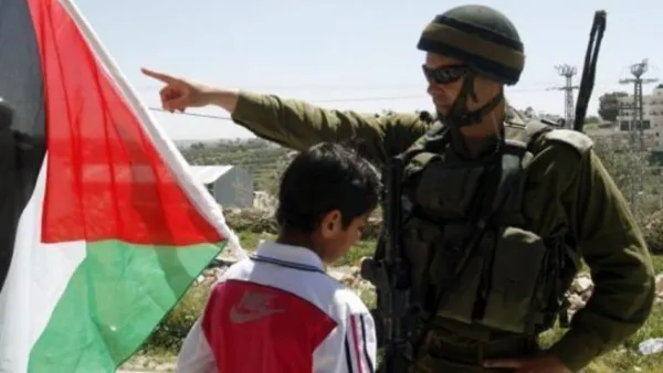طفل فلسطيني يواجه جنديا اسرائيليا في الضفة الغربية