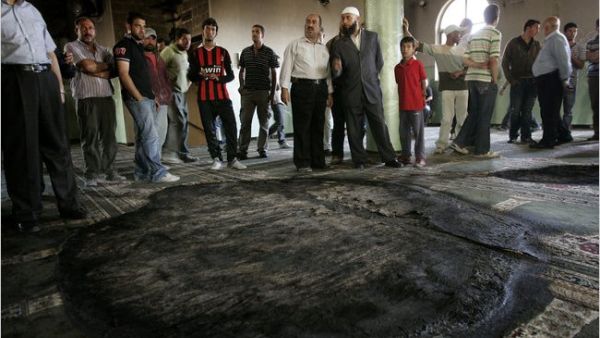 A mosque burning on the same day as orthadox Jews caused a disorderly scene in the 'yard' of Al-Aqsa Mosque.