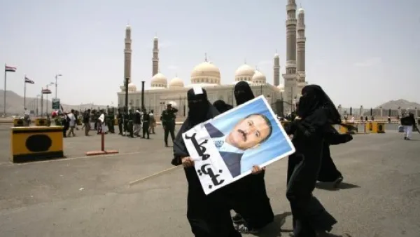 يمنيات يحملن صورا للرئيس علي عبد الله صالح خلال تظاهرة مؤيدة للنظام في صنعاء 

