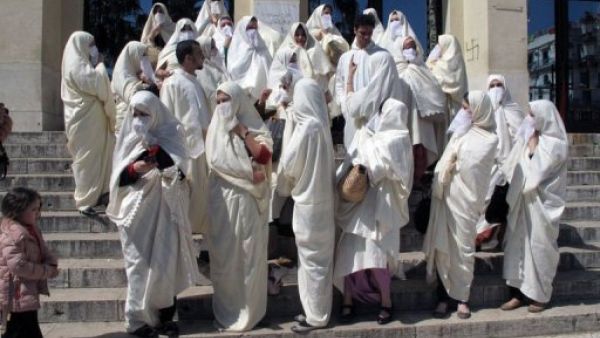 جزائريات يتظاهرن تأييدا للباس التقليدي الابيض 