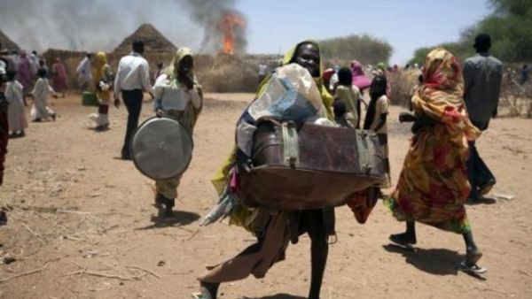 نساء يهربن بمتاعهن بعد حصول مواجهات بشمال دارفور