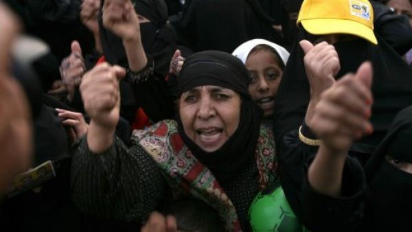 يمنيات يهتفن خلال تظاهرة في صنعاء السبت
