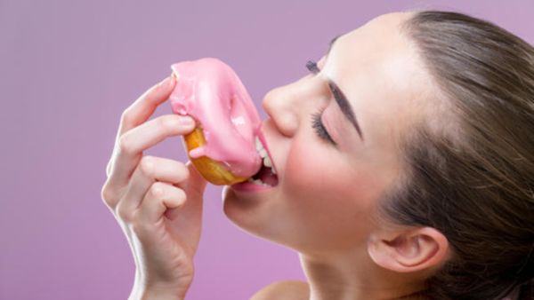 إذا كنت لا تكافىء نفسك ببعض الحلويات سيجعلك ذلك تلجأ إلى الإلتهام