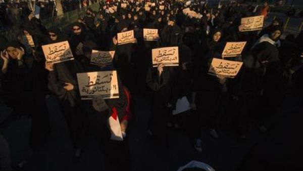 نساء في مسيرة مناهضة للحكومة في البحرين يوم الجمعة