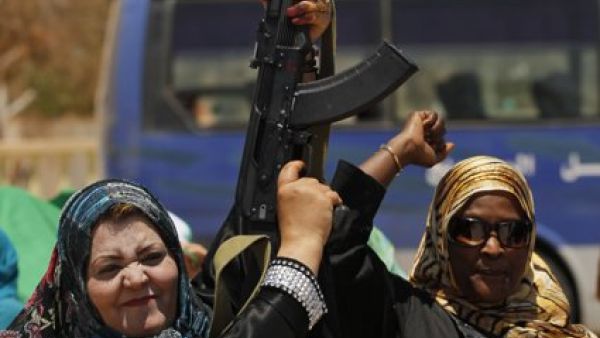 امراة تطلق النار في الهواء خلال حضورها مع نساء اخريات دورة تدريب في مدينة بني وليد شرق طرابلس