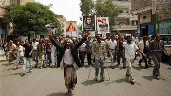 محتجون مناهضون للحكومة يتظاهرون للمطالبة برحيل الرئيس اليمني علي عبد الله صالح في مدينة تعز 

