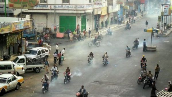 
يمنيون من انصار المعارضة يهربون على دراجات نارية اثر اشتباكات مع قوات الامن في صنعاء