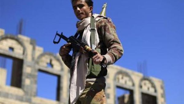 جندي منشق عن الجيش اليمني يقوم بتأمين شارع يتظاهر فيه متجون يطالبون بمحاكمة الرئيس علي عبد الله صالح في صنعاء 
