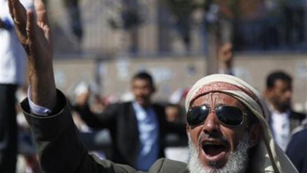 متظاهر يردد هتافات في مسيرة تطالب بمحاكمة علي عبد الله صالح في صنعاء
