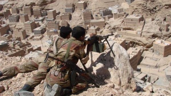 جنديان يمنيان يتمركزان على تلة تطل على بلدة الحوثة الجنوبية التي اكدت السلطات ان القاعدة سيطرت عليها لفترة 
