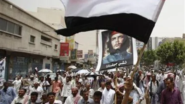 محتجون يمنيون مناهضون للحكومة في تعز بجنوب اليمن 
