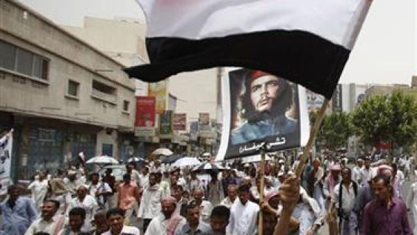 محتجون يمنيون مناهضون للحكومة في تعز بجنوب اليمن 
