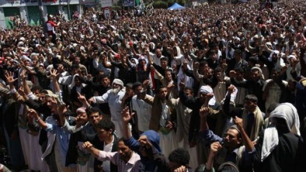الاف المتظاهرين المناهضين للحكومة اليمنية في شوارع صنعاء.
