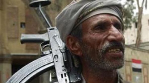 احد افراد القبائل الموالية للزعيم صادق الاحمر يحمل بندقيته لدى وقوفه لحماية منزل الاحمر في صنعاء
