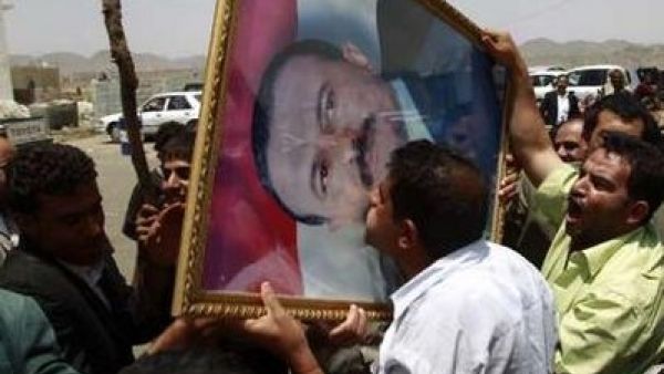 احد انصار صالح يقبل صورته في صنعاء