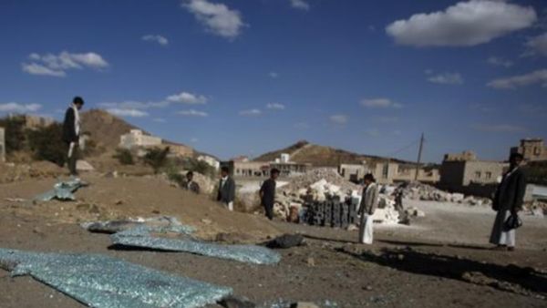 زجاج سيارة محطم في موقع اغتيال الدبلوماسي السعودي في اليمن