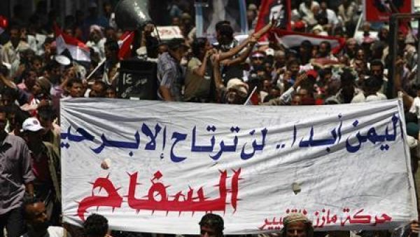 يمنيون مناهضون لصالح أثناء مظاهرة في تعز 