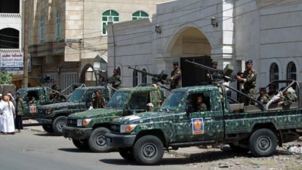 الجيش اليمني ينتشر امام محكمة البدايات في صنعاء
