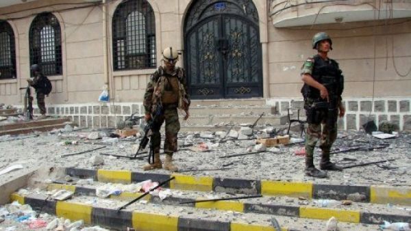 قوات يمنية تقوم بتمشيط منطقة قريبة من مبنى حكومي في صنعاء 
