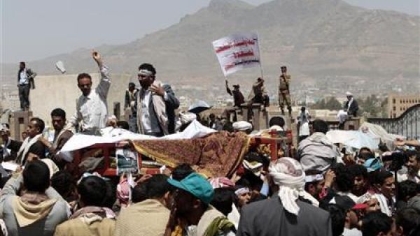 متظاهرون مناهضون للنظام اليمني يشيعون جنازة احد المتظاهرين في صنعاء
