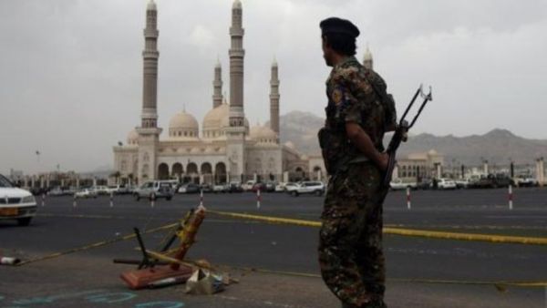 جندي يمني يقف حارسا خارج مسجد الصالح خلال مراسم تشييع ضحايا احد التفجيرات