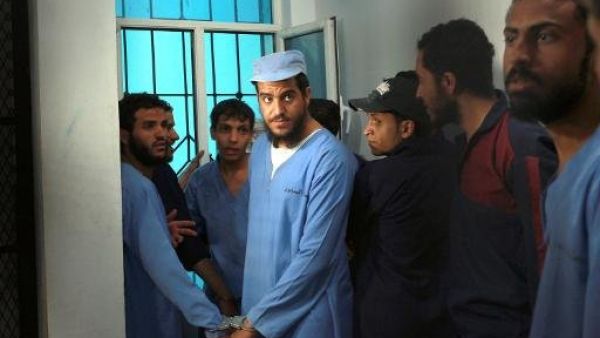 صورة لعدد من المتهمين الثمانية بمحاولة اغتيال الرئيس اليمني عبد ربه منصور هادي في المحكمة في صنعاء