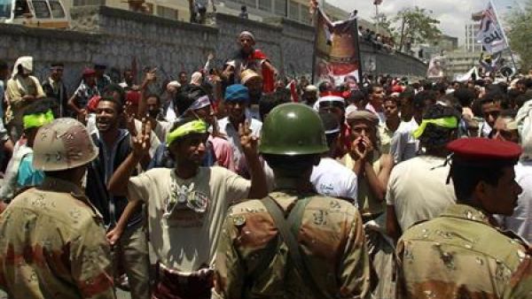 قوات من الجيش تعوق مظاهرة في تعز
