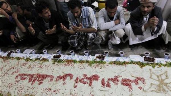 محتجون يمنيون مناهضون للحكومة قبل تناول افطار رمضان في ساحة التغيير في صنعاء