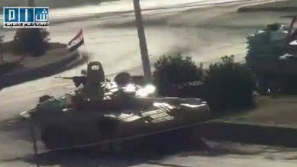 لقطة من فيديو بثه ناشطون على موقع يوتيوب يظهر على ما يبدو دبابة للجيش السوري في حماة 