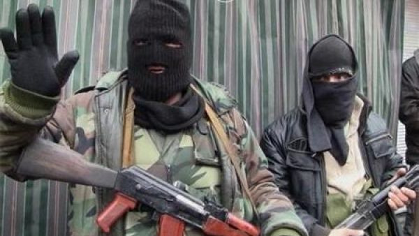 مقاتلان من الجيش السوري الحر في بلدة الزبداني
