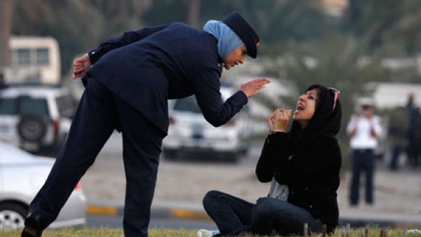 شرطية بحرينية تقف فوق راس الخواجة تتوعدها قبيل الاعتقال