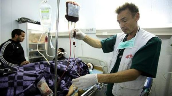 طبيب من منظمة اطباء بلا حدود يعد لنقل دم لاحد المقاتلين ببلدة الزنتان
