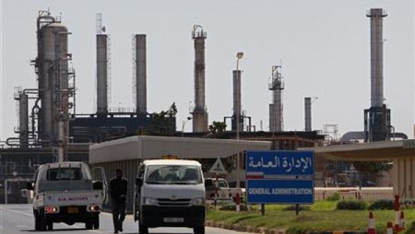 ثوار ليبيون يحرسون خارج المنبى الاداري لمصفاة نفط بالزاوية
