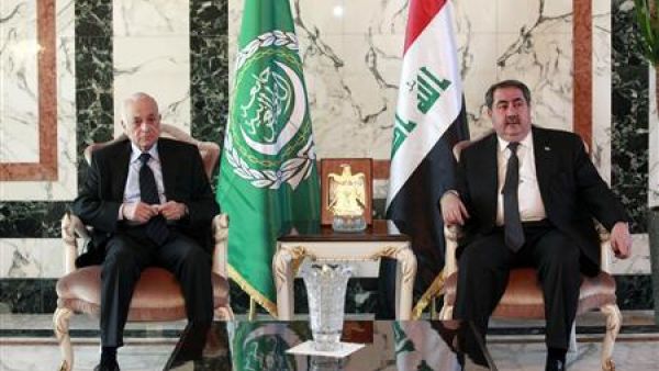 زيباري (الي اليمين) خلال استقباله نبيل العربي الأمين العام للجامعة لدى وصوله إلى مطار بغداد يوم الأحد
