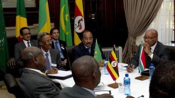 رئيس جنوب افريقيا جيكوب زوما (يمين) مع نظيره الموريتاني محمد ولد عبد العزيز خلال اجتماع الاحد حول الوضع في ليبيا 
