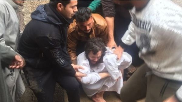 دخلت الشرطة للإفراج عنه بعد علمها بالواقعة 