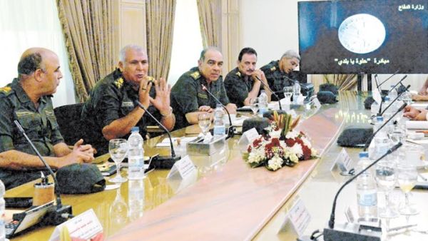 اجتماع قيادات الجيش المصري حول مبادرة جمع القمامة
