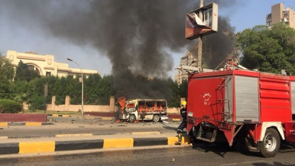 نيران السيارة المشتعلة طالت سيارة ميكروباص تصادف مرورها بجوار الملاكي لحظة انفجارها