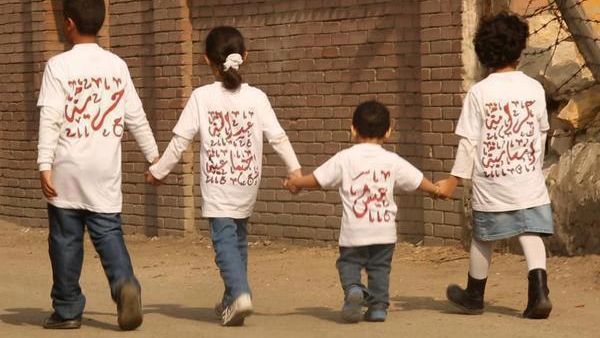 بات غالبية المصريين يسعون وراء "العيش" ما توالي الأزمات الاقتصادية 