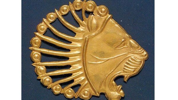 قطعة مُصمّمة من الذهب في صورة رأس أسد ترجع إلى الفترة الأخمينية من القرن السادس إلى الرابع قبل الميلاد، من بين القطع المفهرسة في الموقع التجريبي لمكتبة الشرق الأوسط الرقمية.