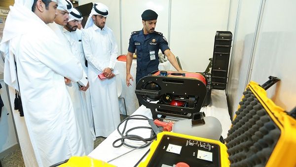 الطلاب المشاركون يتعرفون على الأجهزة والمعدات الخاصة بالإدارة العامة لأمن السواحل والحدود، في القرية المهنية التي ينظمها مركز قطر للتطوير المهني.