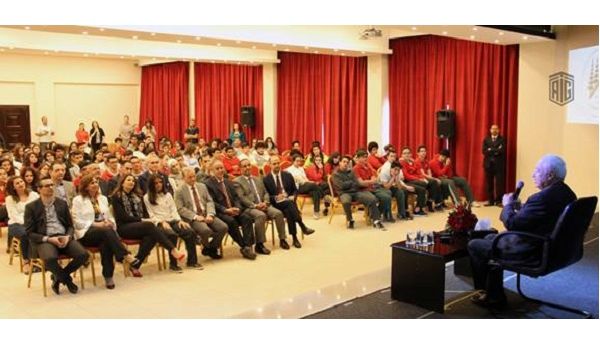 خلال اللقاء مع طلاب المدرسة المعمدانية.